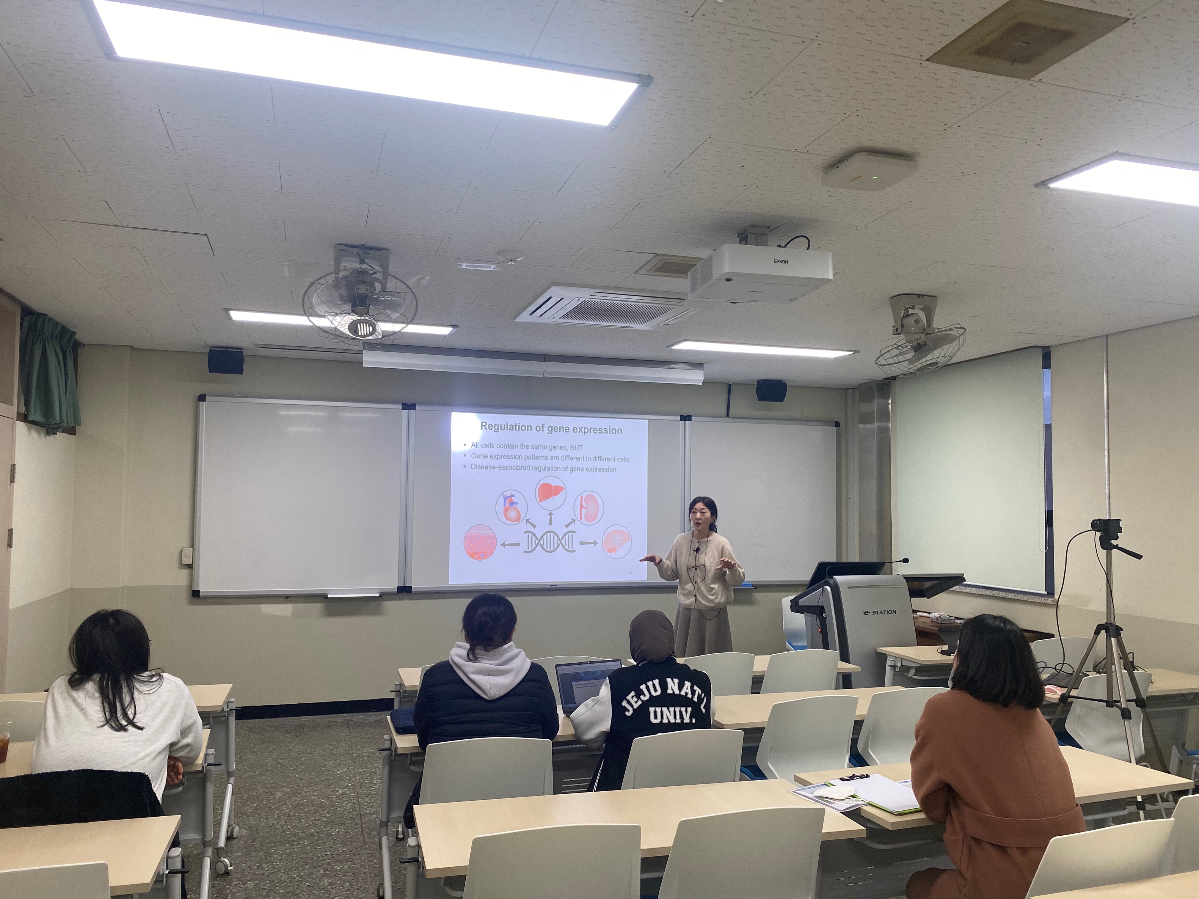 자연과학대학 1호관 9110호 하이브리드 강의실 수업