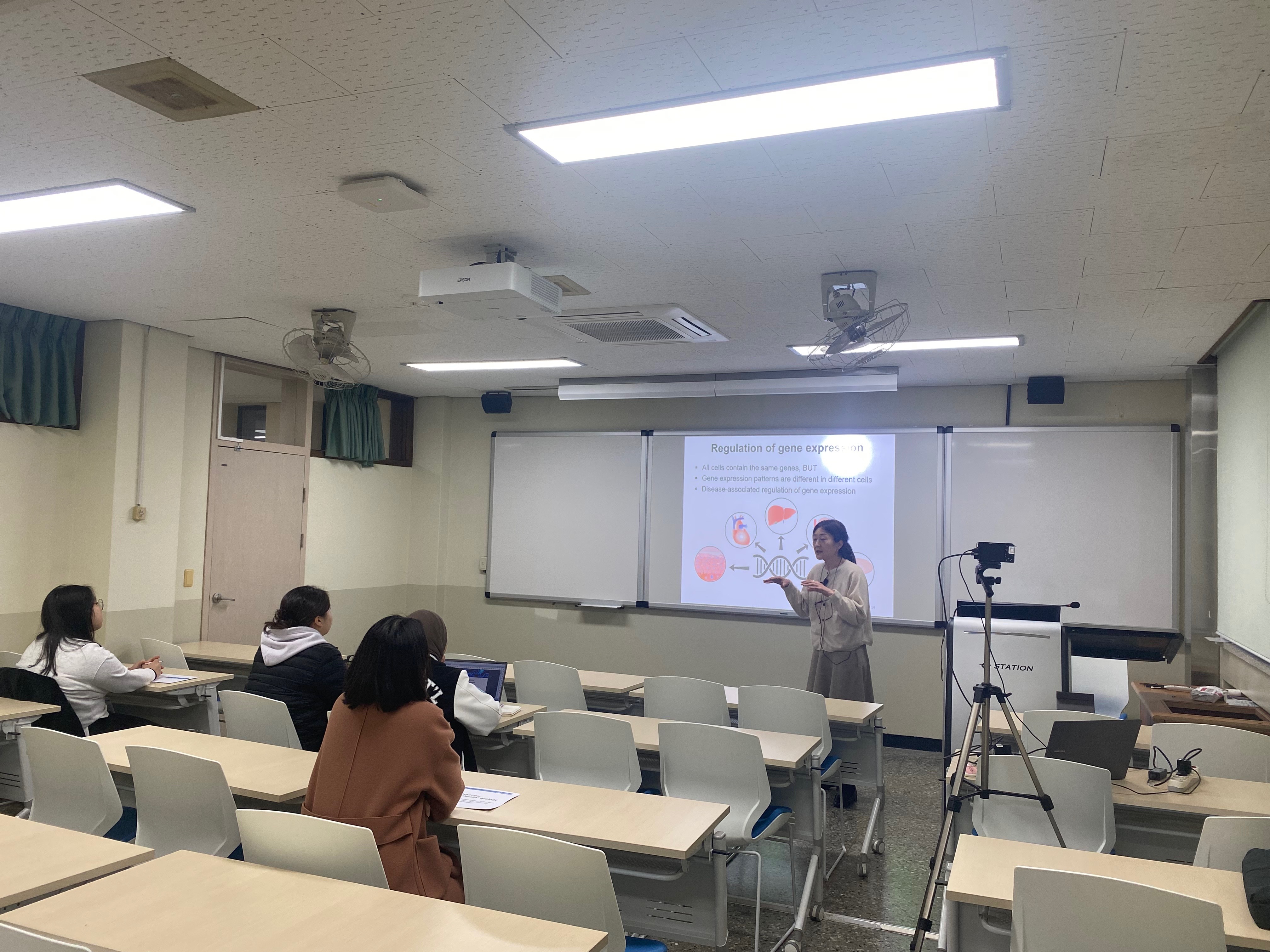 자연과학대학 1호관 9110호 하이브리드 강의실 수업