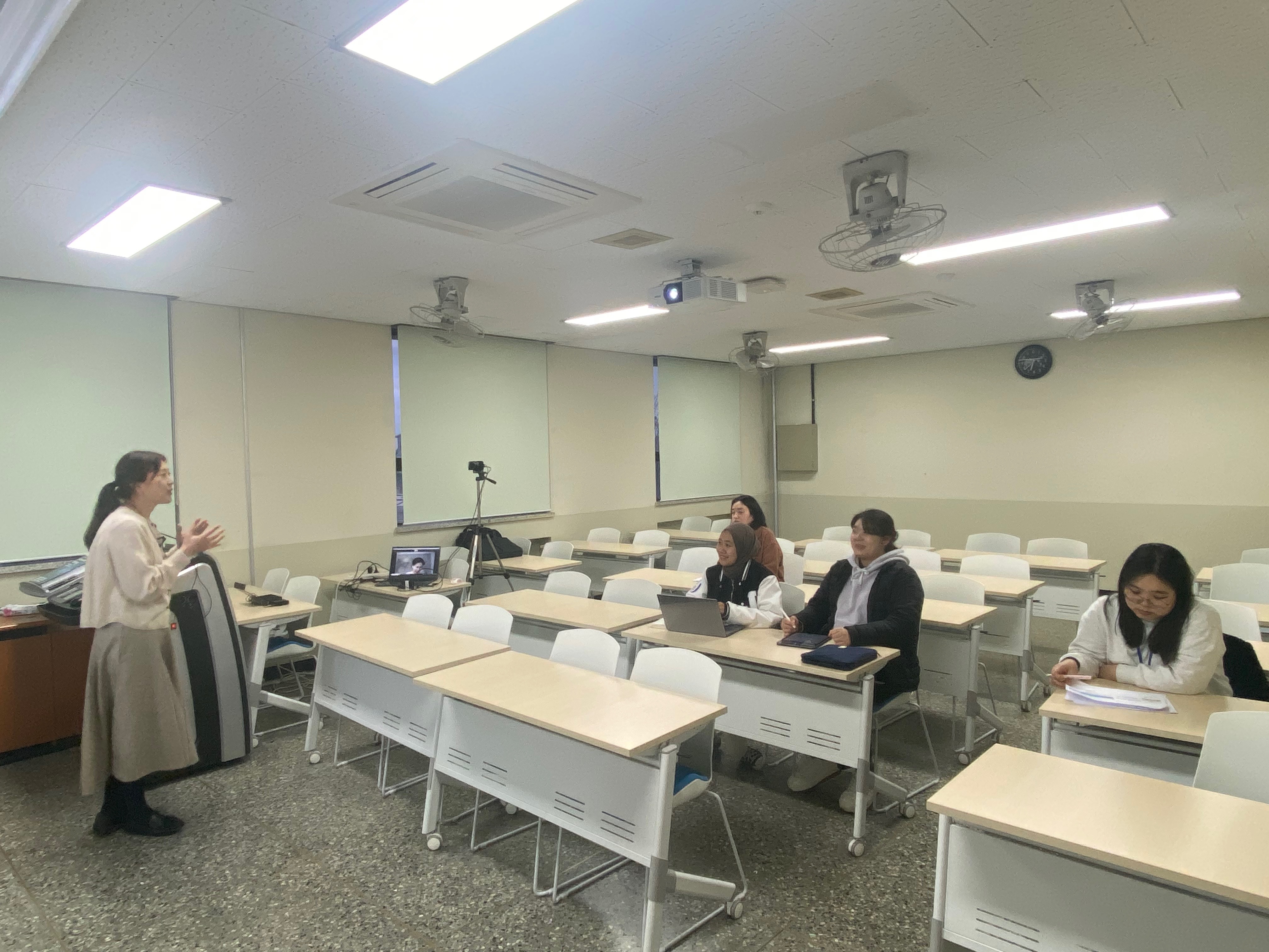 자연과학대학 1호관 9110호 하이브리드 강의실 수업